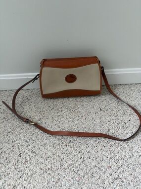 Vintage Dooney & Bourke Tan and Cream Leather Pebble Crossbody